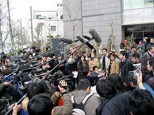 東京入管前で報道陣に囲まれるカザンキランさん達