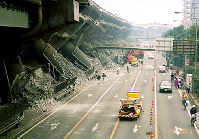 震災で倒壊した阪神高速