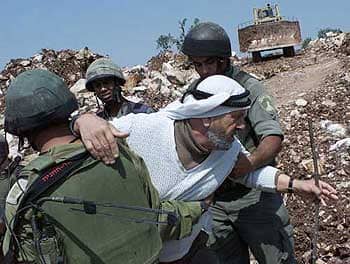 パレスチナ人の民家を破壊し土地を強奪するイスラエル軍