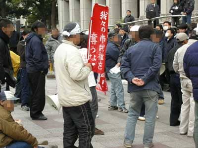 市役所前での抗議行動