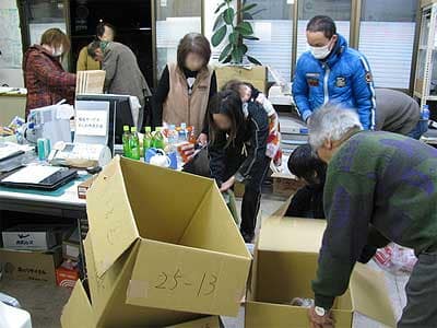 吉川ひろし事務所での救援物資仕分け作業