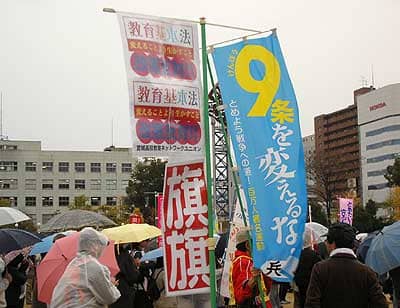 「一日共闘の醍醐味」もしくは「旗旗と百万人署名運動が集会場で仲良く並ぶの図」
